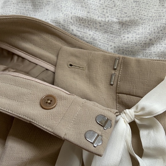 Aritzia- Wilfred Tan shorts w/pockets, Hooke/eye & ribbon front tie, size 4 - Picture 5 of 5